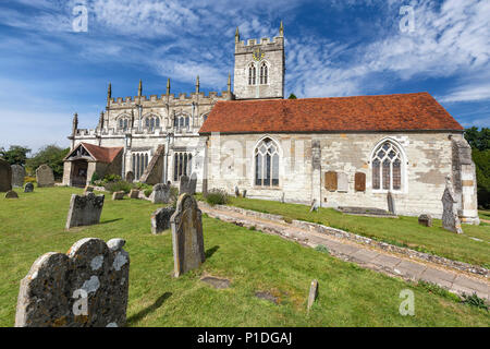 Pierres tombales autour de l'église sanctuaire Saxon à Wootton Wawen, Angleterre. Banque D'Images