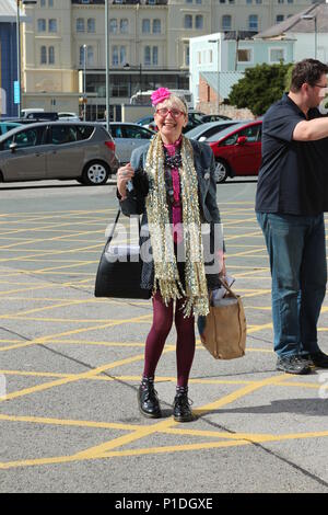 Su Pollard arrivant à la Venue Cymru, Llandudno, au Pays de Galles Banque D'Images