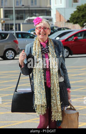 Su Pollard arrivant à la Venue Cymru, Llandudno, au Pays de Galles Banque D'Images