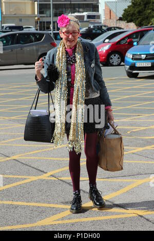 Su Pollard arrivant à la Venue Cymru, Llandudno, au Pays de Galles Banque D'Images