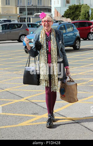 Su Pollard arrivant à la Venue Cymru, Llandudno, au Pays de Galles Banque D'Images