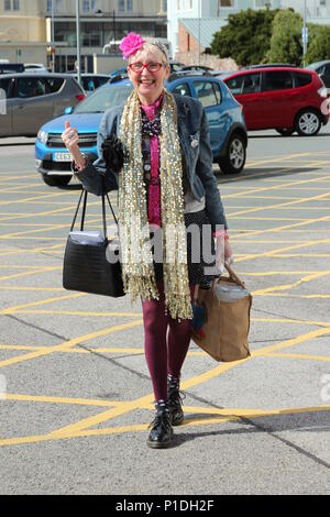 Su Pollard arrivant à la Venue Cymru, Llandudno, au Pays de Galles Banque D'Images