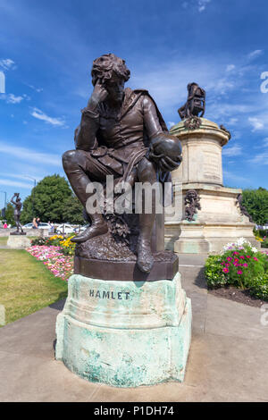 STRATFORD-upon-Avon, Royaume-Uni - 24 août : William Shakespeare et Hamlet statue en Straford-upon-Avon, Royaume-Uni le 24 août 2016. Banque D'Images