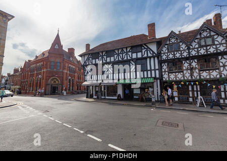 STRATFORD-upon-Avon, Royaume-Uni - 24 août : des personnes non identifiées, passer devant l'architecture traditionnelle en Straford-upon-Avon, Royaume-Uni sur Augus Banque D'Images