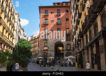 La vieille ville de Madrid, sur la Calle Cuchilleros, une partie de la vieille ville de Madrid réputée pour contenant une partie de son plus vieux mesones (tavernes). Banque D'Images