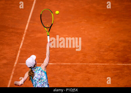 Female player en action sur la cour sur une journée ensoleillée Banque D'Images