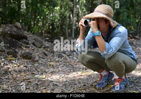 Femme prend une photo à l'aide d'un appareil photo Fujifilm x100f, Paluma Range National Park, Rollingstone France Banque D'Images