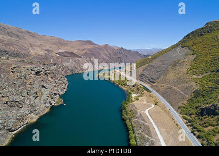 Lake Dunstan et la State Highway 8, Cromwell Gorge, Central Otago, île du Sud, Nouvelle-Zélande - Antenne de drone Banque D'Images