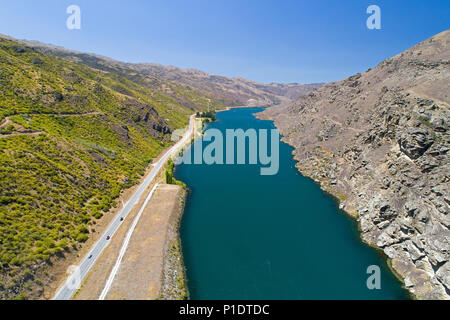 Lake Dunstan et la State Highway 8, Cromwell Gorge, Central Otago, île du Sud, Nouvelle-Zélande - Antenne de drone Banque D'Images