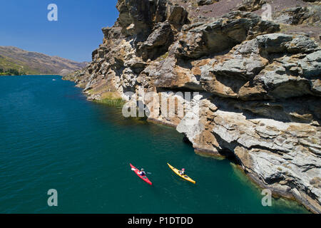 Les kayakistes et les falaises, Cromwell Gorge, Lake Dunstan, Central Otago, île du Sud, Nouvelle-Zélande - Antenne de drone Banque D'Images