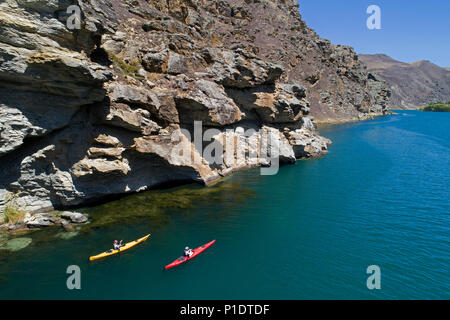 Les kayakistes et les falaises, Cromwell Gorge, Lake Dunstan, Central Otago, île du Sud, Nouvelle-Zélande - Antenne de drone Banque D'Images