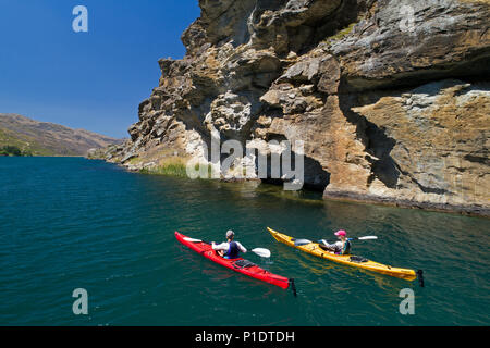 Les kayakistes et les falaises, Cromwell Gorge, Lake Dunstan, Central Otago, île du Sud, Nouvelle-Zélande - Antenne de drone Banque D'Images