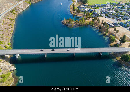 Point de Deadman's Bridge et lac Dunstan, Cromwell, Central Otago, île du Sud, Nouvelle-Zélande - Antenne de drone Banque D'Images