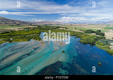 Clutha River dans le lac Dunstan, Central Otago, île du Sud, Nouvelle-Zélande - Antenne de drone Banque D'Images