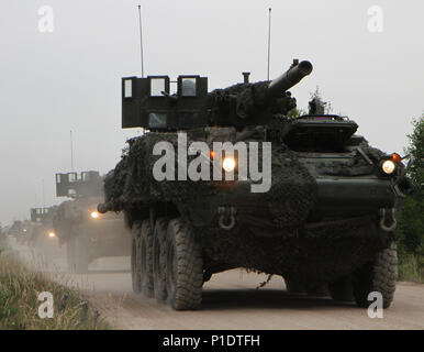 Les soldats de l'armée américaine en Pologne, Groupe de combat lancer un convoi de véhicules blindés de l'Armée américaine au cours de Strykers provisoire un exercice d'intervention rapide dans le cadre de la participation à la grève 18 Sabre, à l'Bemowo Piskie Secteur d'entraînement, le 11 juin 2018. Grève 18 Sabre est la huitième édition de l'armée américaine de longue date par l'Europe de la formation coopérative exercice visant à accroître l'interopérabilité entre les alliés et les partenaires régionaux. (Michigan Army National Guard photo de la CPS. Robert Douglas/ publié.) Banque D'Images