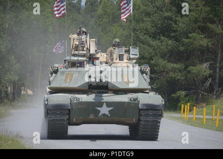 Des soldats américains, affecté au 2e Bataillon, 70e régiment blindé, 2ème Armored Brigade Combat Team, 1re Division d'infanterie, compléter le shoot-off au défi du réservoir est d'une Europe à la 7e formation de l'Armée de la commande Zone d'entraînement Grafenwoehr, Allemagne, June 08, 2018. L'Europe de l'armée américaine et l'armée allemande co-hôte de la troisième Europe forte Défi Réservoir à Grafenwoehr Secteur d'entraînement, 3 juin - 8, 2018. L'Europe forte Tank est un événement annuel de formation conçus pour donner aux pays participants une dynamique, productif et agréable pour favoriser les partenariats militaires, Soldat formulaire- Banque D'Images