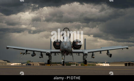 Les pilotes et les responsables de la 124e Escadre de chasse à Gowen Field à Boise, Idaho se préparer à drapeau rouge de l'Alaska, le 8 juin 2018 à Eielson Air Force Base, en Alaska. Red Flag Alaska est une occasion unique pour les aviateurs de former avec certains des soldats et aviateurs plus qualifiés dans le monde. (U.S. Photo de la Garde nationale aérienne d'un membre de la 1re classe Mercedee Schwartz) Banque D'Images