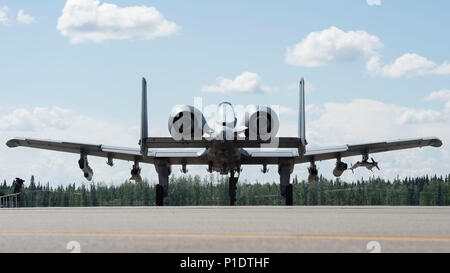 Les pilotes et les responsables de la 124e Escadre de chasse à Gowen Field à Boise, Idaho se préparer à drapeau rouge de l'Alaska, le 8 juin 2018 à Eielson Air Force Base, en Alaska. Red Flag Alaska est une occasion unique pour les aviateurs de former avec certains des soldats et aviateurs plus qualifiés dans le monde. (U.S. Photo de la Garde nationale aérienne d'un membre de la 1re classe Mercedee Schwartz) Banque D'Images