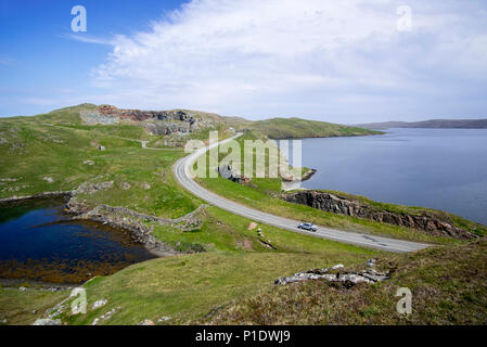 Vue aérienne sur l'Mavis Grind, isthme étroit de rejoindre la péninsule Northmavine au reste du continent, Shetland, Scotland, UK Banque D'Images