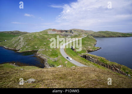 Vue aérienne sur l'Mavis Grind, isthme étroit de rejoindre la péninsule Northmavine au reste du continent, Shetland, Scotland, UK Banque D'Images