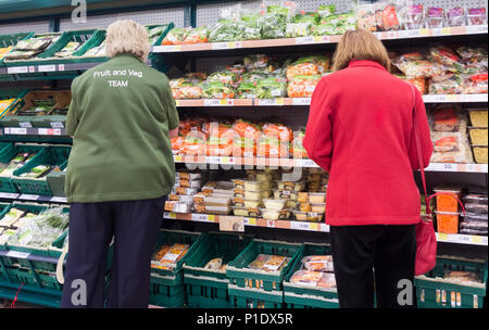 Femelle adulte travailleur au supermarché Tesco, Angleterre, Royaume-Uni Banque D'Images