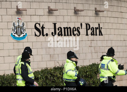 En dehors de la police St James' Park, Newcastle United, la masse, l'avant match d'accueil. Newcastle Upon Tyne, Angleterre. UK Banque D'Images