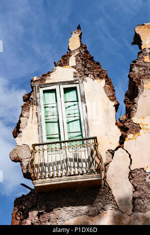 Balcon sur chambre à l'abandon. Pourrait être utilisé en assurance habitation,le prix de l'immobilier... Banque D'Images