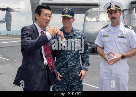 161018-N-AW868-143 SINGAPORE (oct. 18, 2016), commandant de la 7ème Flotte américaine Force amphibie Adm arrière. Marc Dalton traite les opérations de pilotage avec l'Ambassadeur du Japon à Singapour Kenji Shinoda lors d'une visite à bord du navire d'assaut amphibie USS Bonhomme Richard (DG 6). Au cours de la visite, Shinoda a visité plusieurs espaces pour en savoir plus sur les capacités amphibies du Bonhomme Richard et s'assit avec Dalton pour un poste téléphonique. (U.S. Photo par marine Chef Ryan G. Wilber/libérés) Banque D'Images