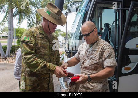 Le brigadier de l'armée australienne. Benjamin N. James, commandant, 1ère Brigade, gauche, remet un cadeau à commandant de la Marine Corps le général Robert B. Neller au Robertson Barracks, Darwin, Australie, le 17 octobre 2016. Neller visité Darwin pour rencontrer les dirigeants de l'armée australienne pour discuter du renforcement de l'armée à militaires entre les deux pays. (U.S. Marine Corps photo par le Cpl. Samantha K. Braun) Banque D'Images