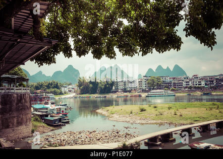 Hangzhou, Chine - 26 MAI 2018 : paysage pittoresque au comté de Yangshuo de Guilin. La rivière Li (Lijiang River). Les bateaux de plaisance à l'embarcadère de la ville de Yangshuo, Banque D'Images