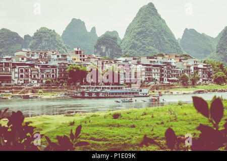 Hangzhou, Chine - 26 MAI 2018 : paysage pittoresque au comté de Yangshuo de Guilin. La rivière Li (Lijiang River). Les bateaux de plaisance à l'embarcadère de la ville de Yangshuo, Banque D'Images