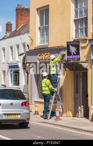 Deux BT openreach ingénieurs travaillent sur l'un des passants sur la rue haute de Malmesbury, Wiltshire, Royaume-Uni Banque D'Images