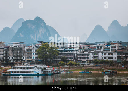 Hangzhou, Chine - 26 MAI 2018 : paysage pittoresque au comté de Yangshuo de Guilin. La rivière Li (Lijiang River). Les bateaux de plaisance à l'embarcadère de la ville de Yangshuo, Banque D'Images