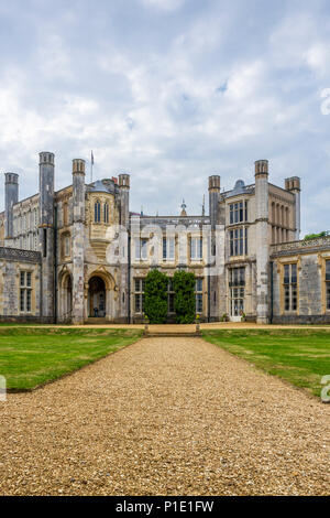 Château de Highcliffe un château construit en 1830 dans un style architectural néo-gothique géorgien dans le Dorset, Angleterre, RU Banque D'Images