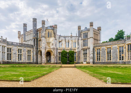 Château de Highcliffe un château construit en 1830 dans un style architectural néo-gothique géorgien dans le Dorset, Angleterre, RU Banque D'Images