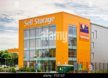 Bâtiment de couleur orange façade d'une Loknstore l unité d'âge à Southampton, England, UK Banque D'Images