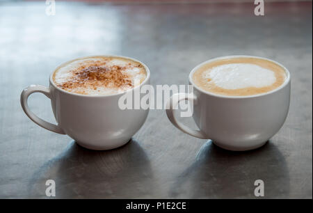 Du café sur une table. Latte et cappuccino. Un americano. Banque D'Images