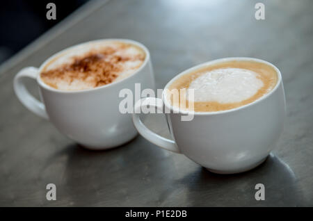 Du café sur une table. Latte et cappuccino. Un americano. Banque D'Images