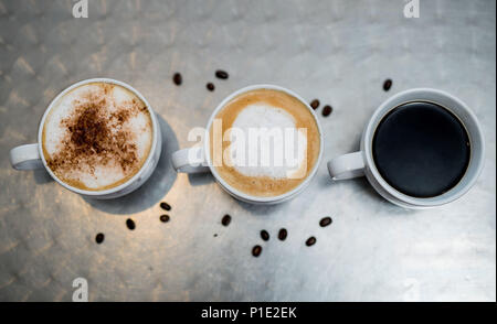 Du café sur une table. Latte et cappuccino. Un americano. Banque D'Images