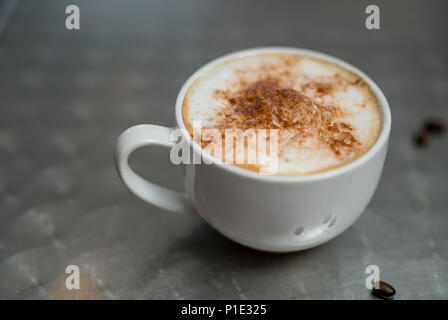 Du café sur une table. Latte et cappuccino. Un americano. Banque D'Images