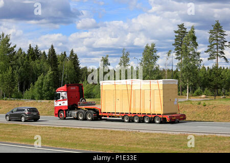 Mercedes-Benz Actros semi-remorque de R. Stenvall Oy parcours grand récipient en bois dans freeway traffic sur jour de l'été à Salo, Finlande - le 8 juin 2018. Banque D'Images