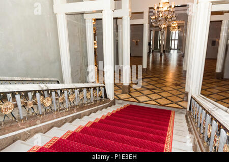 Escalier dans le palais polonais. Château Royal de Varsovie.tapis rouge. Banque D'Images