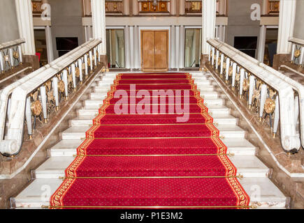 Escalier dans le palais polonais. Château Royal de Varsovie.tapis rouge. Banque D'Images