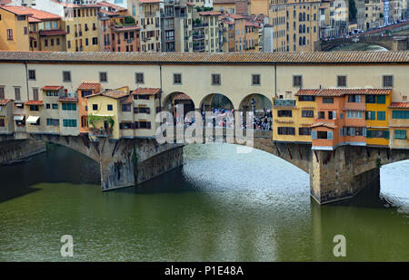 Firenze, FI, Italie - 21 août 2015 : Le vieux pont appelé Ponte Vecchio en langue italienne et de l'Arno Banque D'Images