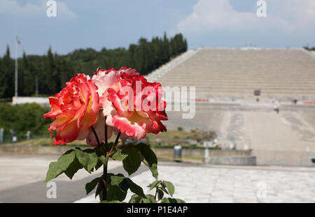 Redipuglia, rendez-vous, de l'Italie - le 3 juin 2017 : Roses rouges et l'Redipuglia War Memorial est un ossuaire militaire de la Première Guerre mondiale, également appelé Sacrario di Redipuglia j Banque D'Images