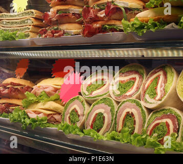 De nombreux sandwichs appétissants et des sandwichs à vendre dans la fenêtre de la barre Banque D'Images