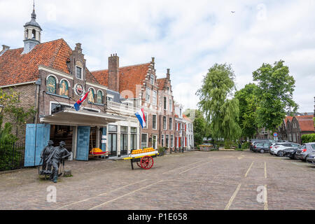 Avec ses maisons traditionnelles et de fromages et à l'arrière-plan d'un canal dans le village d'Edam, Pays-Bas. Banque D'Images