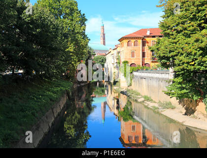 Vicenza, Italie la rivière appelée RETRONE et le monument antique avec haute tour Banque D'Images