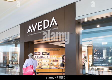 Philadelphie, Pennsylvanie, le 19 mai 2018 : les cosmétiques sur l'affichage à l'Philadelphiar magasin Aveda dans centre commercial. Banque D'Images