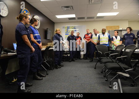 Adm arrière de la Garde côtière des États-Unis. Meredith Austin parle aux membres de la Garde lors d'une réunion de l'ensemble du personnel au cours de l'Ouragan Matthew à Wilmington, NC, le 13 octobre 2016. L'ouragan Matthew était un ouragan de catégorie 4 qui s'est formé dans l'ouest de l'océan Atlantique et touchées, à l'Est de Cuba, Haïti et les Bahamas avant de gravir la côte est des États-Unis. (U.S. Photo de la Garde côtière par PO3 Joshua Canup) Banque D'Images